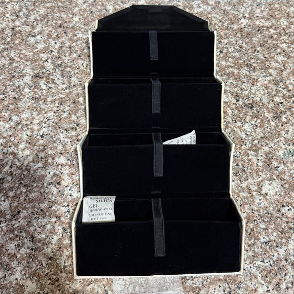 Quay  FOUR FRAME CASE - Picture 2 of 3